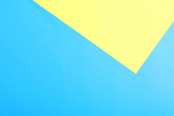 Kék és sárga papírlapok színes háttérrel, felülnézetben — Stock Fotó