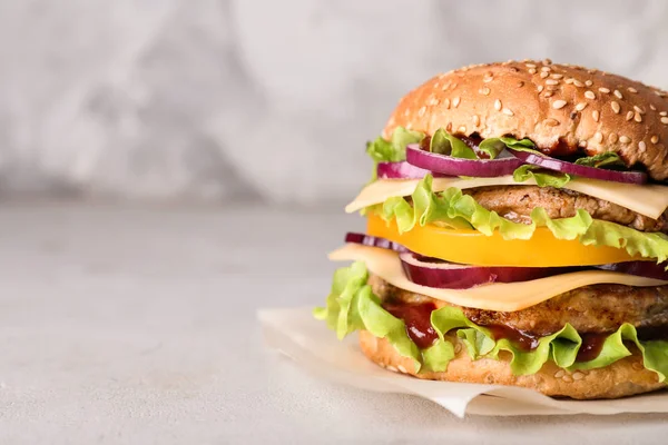 Výborný hamburger na stole. Místo pro text — Stock fotografie