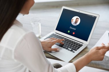 Ofisteki doktordan video alan kadın, yakın çekim. Çevrim içi sohbet