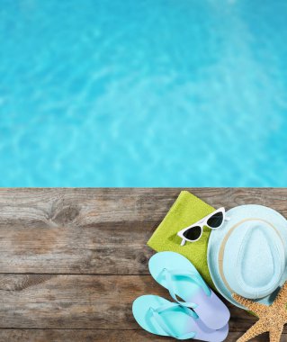 Düz su yakın ahşap iskele üzerinde plaj aksesuarları ile kompozisyon yatıyordu, metin için alan