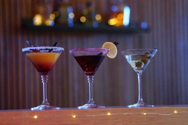 Barda masada farklı martini kokteylleri