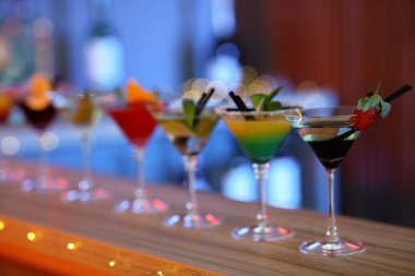 Barda masada farklı martini kokteylleri, metin için alan