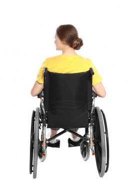 Tekerlekli sandalyede genç kadın beyaz izole