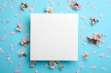 Taze bahar çiçekleri ve renk arka plan üzerinde boş kart ile Düz yatıyordu kompozisyon, metin için alan