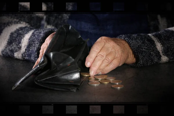 Pobre mujer mayor contando monedas en la mesa, primer plano — Foto de Stock