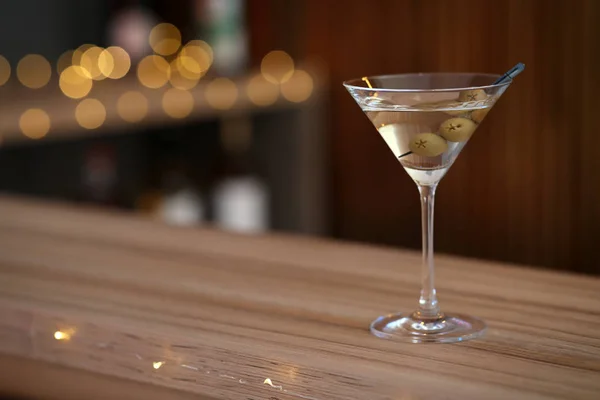 Смачний коктейль мартіні з оливками на столі в барі, простір для тексту — стокове фото