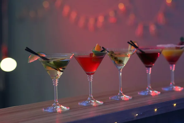 Diversi cocktail martini sul tavolo nel bar — Foto Stock