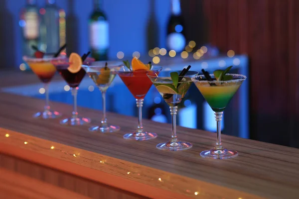 Різні коктейлі мартіні на столі в барі — стокове фото
