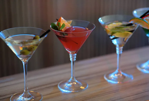 Различные коктейли мартини на столе в баре, крупным планом — стоковое фото