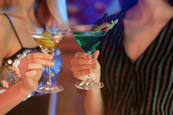 Młode kobiety z drinkami martini w barze, zbliżenie — Zdjęcie stockowe