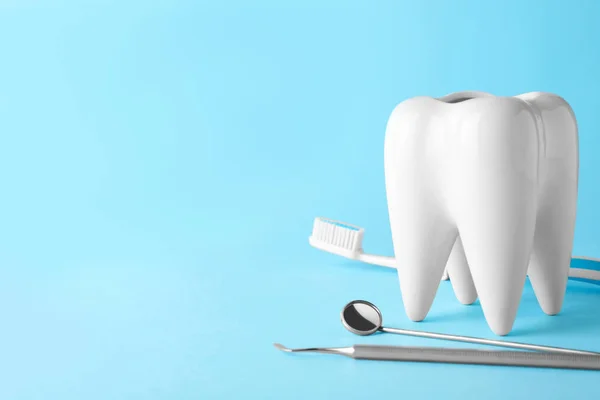 Soporte en forma de diente y herramientas de dentista sobre fondo de color. Espacio para texto — Foto de Stock