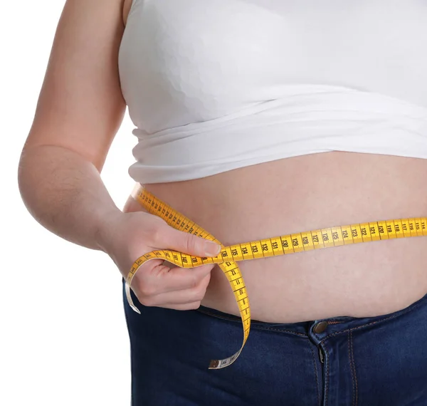 흰색, 클로즈업에 분리 된 테이프로 허리를 측정하는 과체중 여성 — 스톡 사진