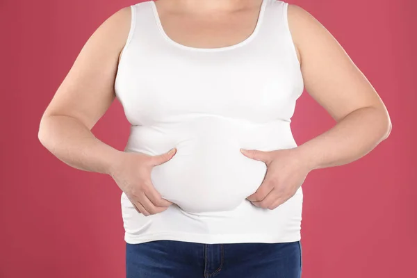 Overweight woman on color background, closeup. Obesity and weight loss — Stock Photo, Image