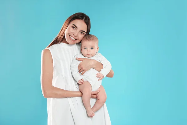 Ritratto di madre felice con il suo bambino sullo sfondo a colori. Spazio per testo — Foto Stock