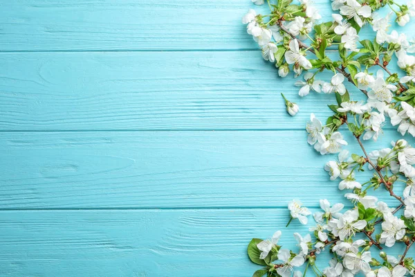 Composição de leigos planos de belas flores frescas da primavera no fundo de madeira, espaço para texto — Fotografia de Stock