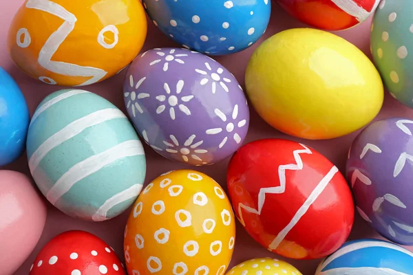 Molte uova di Pasqua dipinte colorate come sfondo, vista dall'alto — Foto Stock