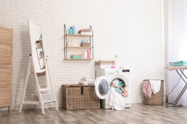 Banyo iç çamaşır makinesinde kirli havlu ile