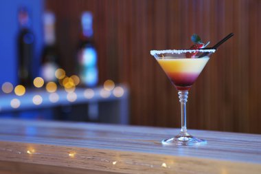 Barda masada lezzetli çilek martini kokteyl, metin için alan