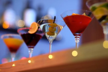 Barda masada farklı martini kokteylleri, closeup