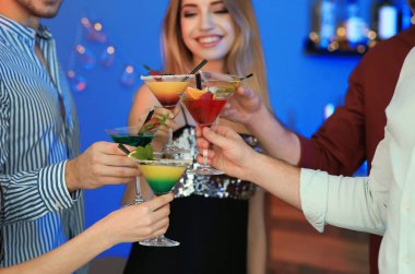 Partide martini kokteyli tutan bir grup genç, yakın çekim