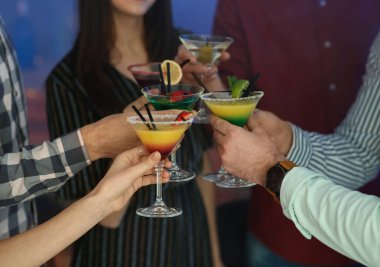 Partide martini kokteyli tutan bir grup genç, yakın çekim