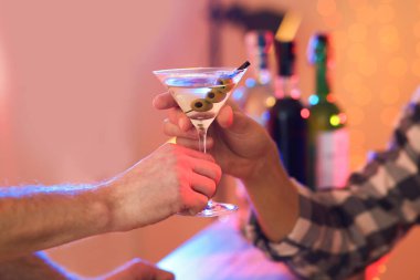 Genç adam bardaki barmenden martini kokteyli alıyor, yakın plan.