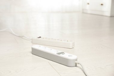 Zemin kapalı, metin için boşluk uzatma kabloları. Elektrikçi profesyonel ekipmanları