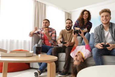 Evde video oyunları oynarken duygusal arkadaşlar