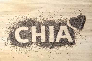 Kelime Chia ve kalp tahtadan arka planda tohumdan yapılmış, üst görünüm