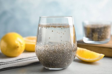 Tablo üzerinde su, Chia tohumları ve limon ile kompozisyon