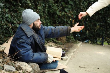 Sokakta zavallı evsiz adam sadaka veren kadın
