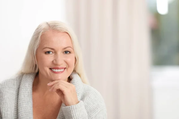 Retrato de una hermosa mujer mayor sobre fondo borroso con espacio para texto —  Fotos de Stock