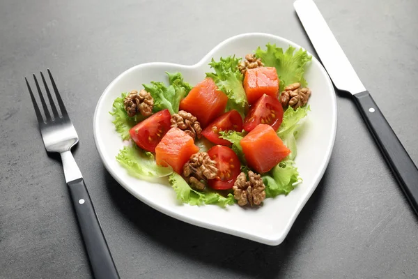 Πιάτο με σαλάτα σε γκρίζο φόντο. Καρδιά-υγιεινή διατροφή — Φωτογραφία Αρχείου