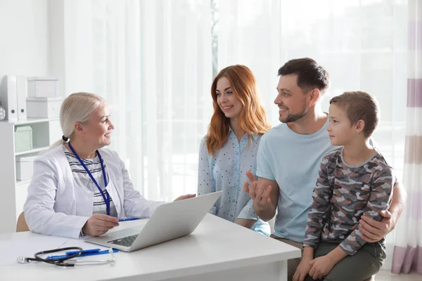 Família com criança visitando médico no hospital — Fotografia de Stock