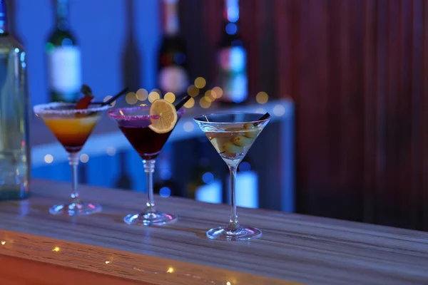 Verschillende Martini cocktails op tafel in Bar, ruimte voor tekst — Stockfoto