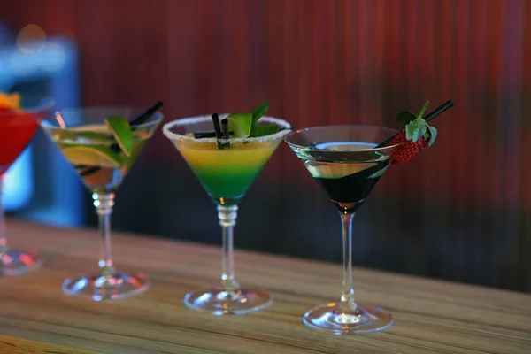 Diversi cocktail martini sul tavolo nel bar — Foto Stock