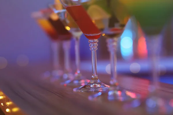 Diversi cocktail martini sul tavolo sullo sfondo sfocato, primo piano con spazio per il testo — Foto Stock