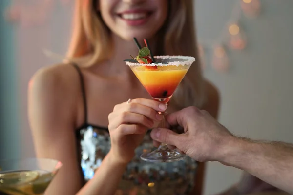 Giovane donna che prende cocktail martini dal barman alla festa, primo piano — Foto Stock