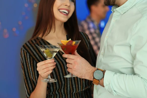 Νεαρό ζευγάρι με κοκτέιλ μαρτίνι στο πάρτι, κοντινό πλάνο — Φωτογραφία Αρχείου