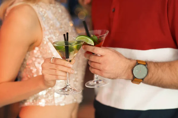 Młoda para ze smacznymi koktajlami martini, zbliżenie — Zdjęcie stockowe
