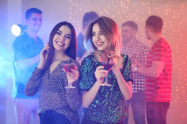 Hermosas mujeres jóvenes con cócteles de martini en el bar —  Fotos de Stock