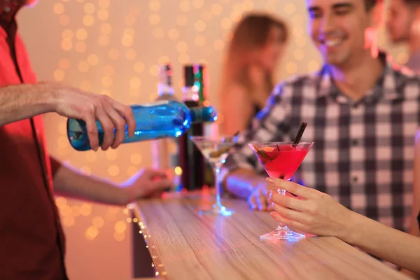 Giovane donna con bicchiere di cocktail martini in bar, primo piano — Foto Stock