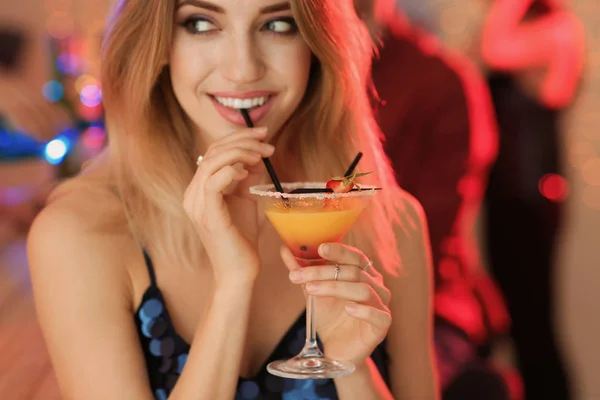 Piękna młoda kobieta z kieliszek koktajlu Martini na imprezie — Zdjęcie stockowe