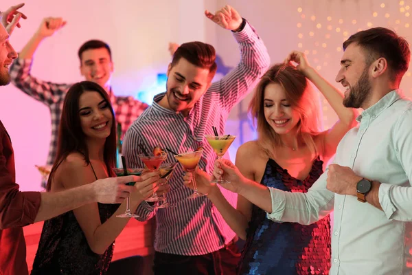 Group of young people holding martini cocktails at party — Stock Photo, Image