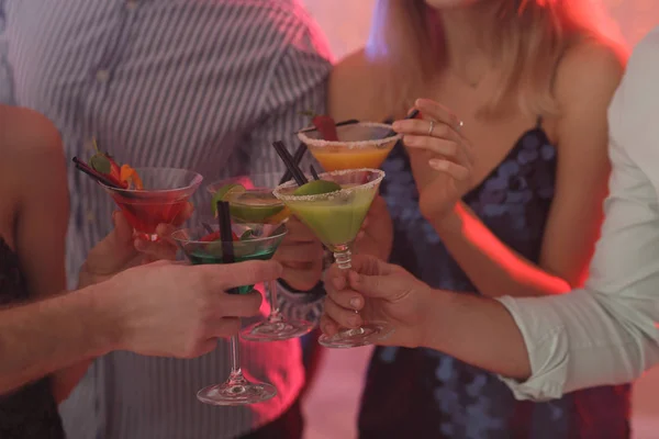 Grupa młodych ludzi posiadających koktajle Martini na imprezie, zbliżenie — Zdjęcie stockowe