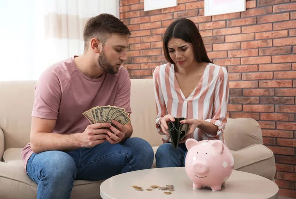 Pasangan muda yang tidak bahagia dengan uang di rumah. Masalah keuangan — Stok Foto