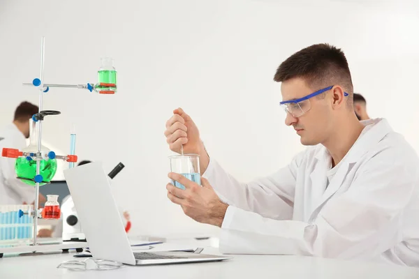 Estudante de medicina trabalhando em laboratório científico moderno — Fotografia de Stock