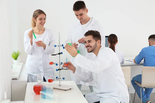 Estudiantes de medicina trabajando en un moderno laboratorio científico —  Fotos de Stock