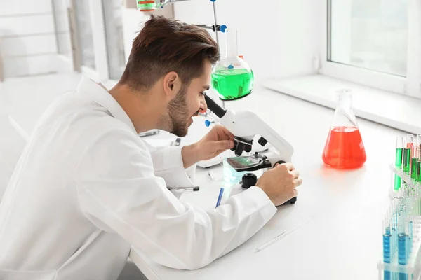 Modern bilimsel laboratuvarda mikroskop ile çalışan tıbbi öğrenci — Stok fotoğraf