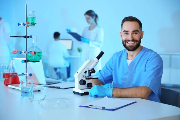 Retrato de estudiante de medicina trabajando en laboratorio científico. Espacio para texto — Foto de Stock